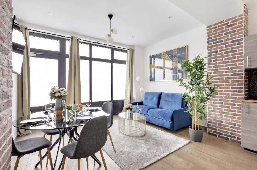 A warm, bright UK living room managed by Vass & Co